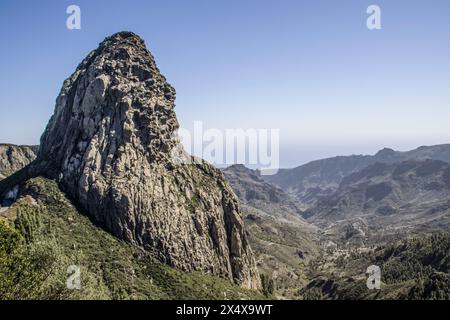 Blick vom Aussichtspunkt Los Roques auf den Roque de Agando im Nationalpark Garajonay, la Gomera, Kanarische Inseln, Espagne Banque D'Images