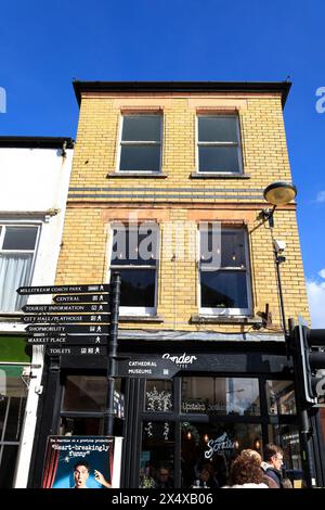 Salisbury, Angleterre- mars 29, 2024 : façade colorée dans la vieille ville de Salisbury Banque D'Images