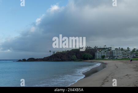 Vue panoramique panoramique sur la plage Black Rock à Kaanapali Beach sur Maui tôt le matin, Hawaï Banque D'Images