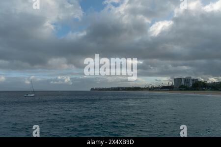 Vue panoramique panoramique sur la côte de Kaanapali Beach sur Maui tôt le matin, Hawaï Banque D'Images