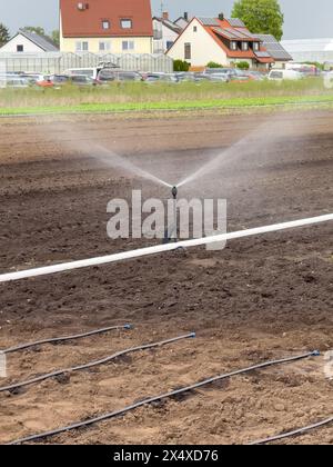 irrigation artificielle dans les champs en allemagne. La illustre un système d'irrigation. Nuremberg, Allemagne. Banque D'Images