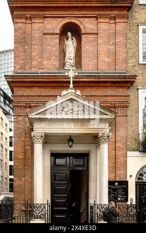 Église St Patrick, Soho Square : une église catholique historique dans Soho à Londres, connue pour son architecture étonnante et sa communauté paroissiale dynamique. Banque D'Images