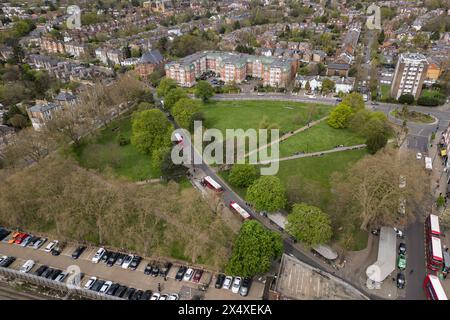 Vue aérienne générale de Haven Green, Ealing, Londres, Royaume-Uni. Banque D'Images