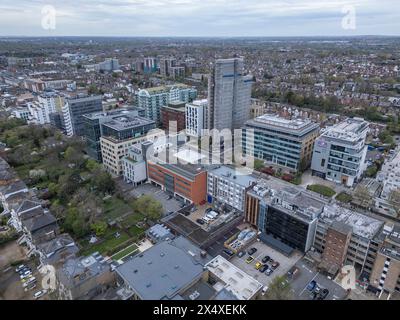 Vue aérienne des immeubles de bureaux et des hôtels, Uxbridge Road, Ealing, Londres, Royaume-Uni. Banque D'Images