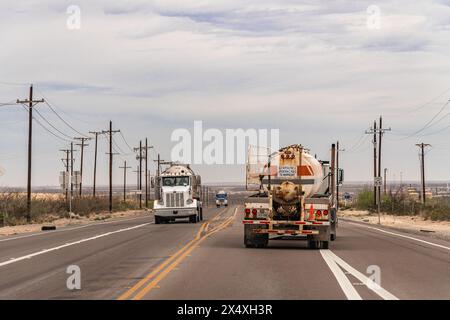 Midland, Texas, États-Unis-31 mars 2024 : camions circulant dans la zone de fracturation hydraulique du bassin du Permian. Banque D'Images