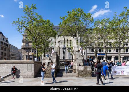 Touriste appréciant le temps chaud en face de la cathédrale de Cologne Banque D'Images