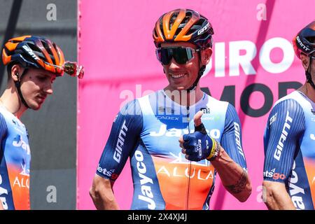 Alessandro de Marchi, Italien, et l'équipe Jayco Alula vus avant le 107e Giro d'Italia 2024, étape 1 une étape de 140 km de Venaria Reale à Turin. La 107ème édition du Giro d'Italia, qui s'étendra sur un total de 3400,8 km, partira de Veneria Reale près de Turin le 4 mai 2024 et se terminera à Rome. Banque D'Images