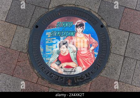 tokyo, japon - avril 25 2024 : trou d'homme humide illustré avec les héros du manga japonais et de la série télévisée City Hunter ou Nicky Larson illustré par Tsu Banque D'Images