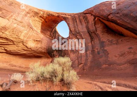 Eye of the Sun Arch à Monument Valley montre l'effet de l'eau et du vent de l'érosion sur des millions d'années. Banque D'Images