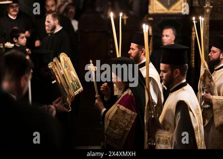 Instabul, Turquie. 04 mai 2024. Le patriarche œcuménique Bartholomée I (C) vu lors de la messe orthodoxe de Pâques à la cathédrale George. Le patriarche œcuménique Bartholomeus I a célébré la messe orthodoxe de Pâques à la cathédrale George, à Fener, Istanbul. Des croyants de Grèce, Ukraine, Géorgie, Serbie et d’autres pays se sont joints à la cérémonie. (Photo de Valeria Ferraro/SOPA images/SIPA USA) crédit : SIPA USA/Alamy Live News Banque D'Images