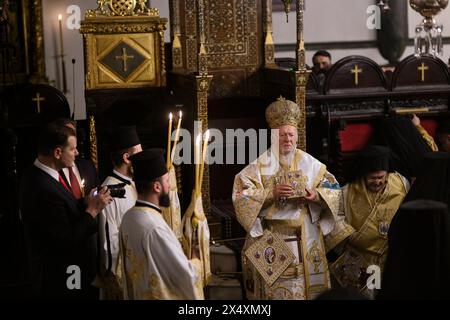 Instabul, Turquie. 05 mai 2024. Le Patriarche œcuménique Bartholomeus I (C) détient un texte Saint. Le patriarche œcuménique Bartholomeus I a célébré la messe orthodoxe de Pâques à la cathédrale George, à Fener, Istanbul. Des croyants de Grèce, Ukraine, Géorgie, Serbie et d’autres pays se sont joints à la cérémonie. (Photo de Valeria Ferraro/SOPA images/SIPA USA) crédit : SIPA USA/Alamy Live News Banque D'Images