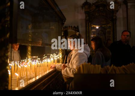 Instabul, Turquie. 04 mai 2024. Une femme allume une bougie pendant la messe orthodoxe de Pâques à la cathédrale George. Le patriarche œcuménique Bartholomeus I a célébré la messe orthodoxe de Pâques à la cathédrale George, à Fener, Istanbul. Des croyants de Grèce, Ukraine, Géorgie, Serbie et d’autres pays se sont joints à la cérémonie. (Photo de Valeria Ferraro/SOPA images/SIPA USA) crédit : SIPA USA/Alamy Live News Banque D'Images