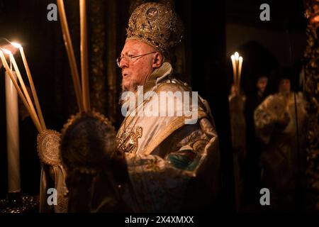 Instabul, Turquie. 04 mai 2024. Le Patriarche œcuménique Bartholomée I (C) allume des bougies pendant la célébration de la messe de Pâques. Le patriarche œcuménique Bartholomeus I a célébré la messe orthodoxe de Pâques à la cathédrale George, à Fener, Istanbul. Des croyants de Grèce, Ukraine, Géorgie, Serbie et d’autres pays se sont joints à la cérémonie. (Photo de Valeria Ferraro/SOPA images/SIPA USA) crédit : SIPA USA/Alamy Live News Banque D'Images