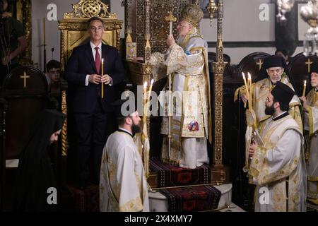 Instabul, Turquie. 05 mai 2024. Le patriarche œcuménique Bartholomeus I (C) a vu tenir un bâton cérémoniel pendant la célébration de la messe de Pâques. Le patriarche œcuménique Bartholomeus I a célébré la messe orthodoxe de Pâques à la cathédrale George, à Fener, Istanbul. Des croyants de Grèce, Ukraine, Géorgie, Serbie et d’autres pays se sont joints à la cérémonie. (Photo de Valeria Ferraro/SOPA images/SIPA USA) crédit : SIPA USA/Alamy Live News Banque D'Images