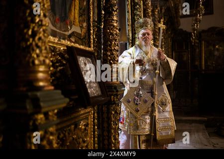 Instabul, Turquie. 05 mai 2024. Le patriarche œcuménique Bartholomeus Ier tient une censure pendant la messe orthodoxe de Pâques à la cathédrale George. Le patriarche œcuménique Bartholomeus I a célébré la messe orthodoxe de Pâques à la cathédrale George, à Fener, Istanbul. Des croyants de Grèce, Ukraine, Géorgie, Serbie et d’autres pays se sont joints à la cérémonie. (Photo de Valeria Ferraro/SOPA images/SIPA USA) crédit : SIPA USA/Alamy Live News Banque D'Images