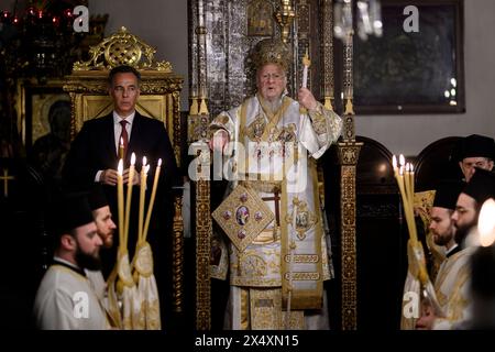 Instabul, Turquie. 05 mai 2024. Le patriarche œcuménique Bartholomée I (C) vu assis sur un trône cérémoniel pendant la célébration de la messe de Pâques. Le patriarche œcuménique Bartholomeus I a célébré la messe orthodoxe de Pâques à la cathédrale George, à Fener, Istanbul. Des croyants de Grèce, Ukraine, Géorgie, Serbie et d’autres pays se sont joints à la cérémonie. (Photo de Valeria Ferraro/SOPA images/SIPA USA) crédit : SIPA USA/Alamy Live News Banque D'Images