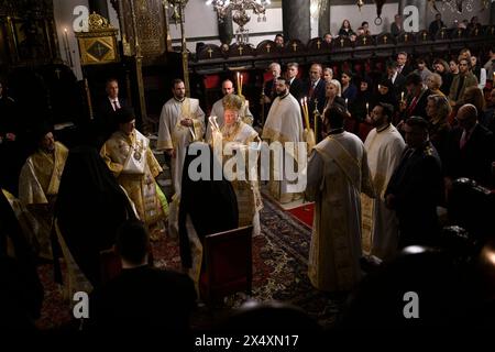 Instabul, Turquie. 05 mai 2024. Le patriarche œcuménique Bartholomeus I (C) vu tenir des bougies pendant la célébration de la messe de Pâques. Le patriarche œcuménique Bartholomeus I a célébré la messe orthodoxe de Pâques à la cathédrale George, à Fener, Istanbul. Des croyants de Grèce, Ukraine, Géorgie, Serbie et d’autres pays se sont joints à la cérémonie. (Photo de Valeria Ferraro/SOPA images/SIPA USA) crédit : SIPA USA/Alamy Live News Banque D'Images