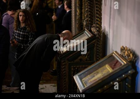 Instabul, Turquie. 04 mai 2024. Un homme vu embrasser une icône. Le patriarche œcuménique Bartholomeus I a célébré la messe orthodoxe de Pâques à la cathédrale George, à Fener, Istanbul. Des croyants de Grèce, Ukraine, Géorgie, Serbie et d’autres pays se sont joints à la cérémonie. (Photo de Valeria Ferraro/SOPA images/SIPA USA) crédit : SIPA USA/Alamy Live News Banque D'Images