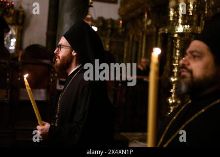 Instabul, Turquie. 04 mai 2024. Prêtres vus pendant la célébration de la messe de Pâques. Le patriarche œcuménique Bartholomeus I a célébré la messe orthodoxe de Pâques à la cathédrale George, à Fener, Istanbul. Des croyants de Grèce, Ukraine, Géorgie, Serbie et d’autres pays se sont joints à la cérémonie. (Photo de Valeria Ferraro/SOPA images/SIPA USA) crédit : SIPA USA/Alamy Live News Banque D'Images