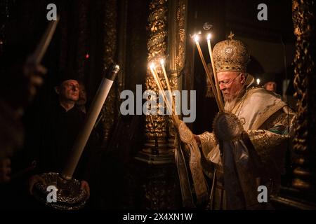 Instabul, Turquie. 04 mai 2024. Le patriarche œcuménique Bartholomée I (R) vu tenir des bougies pendant la célébration de la messe de Pâques. Le patriarche œcuménique Bartholomeus I a célébré la messe orthodoxe de Pâques à la cathédrale George, à Fener, Istanbul. Des croyants de Grèce, Ukraine, Géorgie, Serbie et d’autres pays se sont joints à la cérémonie. (Photo de Valeria Ferraro/SOPA images/SIPA USA) crédit : SIPA USA/Alamy Live News Banque D'Images