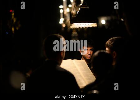 Instabul, Turquie. 04 mai 2024. Un jeune garçon vu lors de la messe orthodoxe de Pâques à la cathédrale George. Le patriarche œcuménique Bartholomeus I a célébré la messe orthodoxe de Pâques à la cathédrale George, à Fener, Istanbul. Des croyants de Grèce, Ukraine, Géorgie, Serbie et d’autres pays se sont joints à la cérémonie. (Photo de Valeria Ferraro/SOPA images/SIPA USA) crédit : SIPA USA/Alamy Live News Banque D'Images