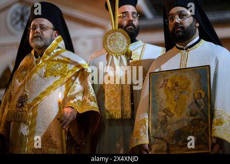 Instabul, Turquie. 5 mai 2024. Un prêtre est vu tenant un tableau pendant la célébration de la messe de Pâques. Le patriarche œcuménique Bartholomeus I a célébré la messe orthodoxe de Pâques à la cathédrale George, à Fener, Istanbul. Des croyants de Grèce, Ukraine, Géorgie, Serbie et d’autres pays se sont joints à la cérémonie. (Crédit image : © Valeria Ferraro/SOPA images via ZUMA Press Wire) USAGE ÉDITORIAL SEULEMENT! Non destiné à UN USAGE commercial ! Banque D'Images