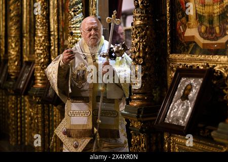 Instabul, Turquie. 5 mai 2024. Le patriarche œcuménique Bartholomeus tient une censure pendant la messe orthodoxe de Pâques à la cathédrale George. Le patriarche œcuménique Bartholomeus I a célébré la messe orthodoxe de Pâques à la cathédrale George, à Fener, Istanbul. Des croyants de Grèce, Ukraine, Géorgie, Serbie et d’autres pays se sont joints à la cérémonie. (Crédit image : © Valeria Ferraro/SOPA images via ZUMA Press Wire) USAGE ÉDITORIAL SEULEMENT! Non destiné à UN USAGE commercial ! Banque D'Images