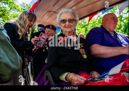 Wageningen, pays-Bas. 05 mai 2024. Une femme vétéran de la seconde Guerre mondiale assiste au défilé. Pendant la Journée de la libération, le défilé de libération (Bevrijdingsdefilé' en néerlandais) est organisé et réunit des vétérans et des successeurs militaires pour rendre hommage à tous ceux qui ont donné leur vie pendant la seconde Guerre mondiale et à la coopération militaire internationale. À l'avant du défilé se trouvaient douze vétérans britanniques qui se sont battus pour la liberté des Hollandais pendant la seconde Guerre mondiale. Crédit : SOPA images Limited/Alamy Live News Banque D'Images