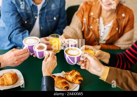 Groupe de personnes âgées appréciant le café cappuccino à la boutique de café Banque D'Images