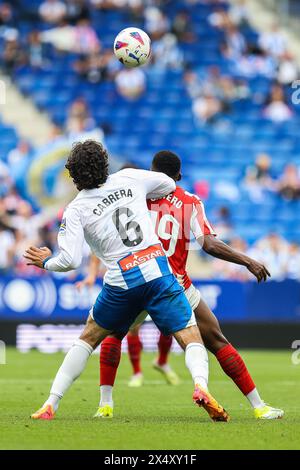 Barcelone, Espagne. 05 mai 2024. Leandro Cabrera (6 ans) d'Espanyol et Juan Otero (19 ans) de Sporting Gijon vus lors du match LaLiga 2 entre Espanyol et Sporting Gijon au stade Stage Front de Barcelone. (Crédit photo : Gonzales photo/Alamy Live News Banque D'Images