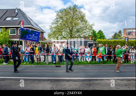 Wageningen, pays-Bas. 05 mai 2024. On voit des anciens combattants parader avec des drapeaux. Pendant la Journée de la libération, le défilé de libération (Bevrijdingsdefilé' en néerlandais) est organisé et réunit des vétérans et des successeurs militaires pour rendre hommage à tous ceux qui ont donné leur vie pendant la seconde Guerre mondiale et à la coopération militaire internationale. À l'avant du défilé se trouvaient douze vétérans britanniques qui se sont battus pour la liberté des Hollandais pendant la seconde Guerre mondiale. (Photo par Ana Fernandez/SOPA images/SIPA USA) crédit : SIPA USA/Alamy Live News Banque D'Images