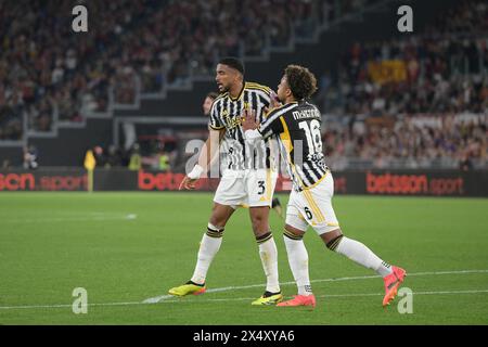 Stadio Olimpico, Rome, Italie. 5 mai 2024. Série A Football ; Roma versus Juventus ; Bremer du FC Juventus fête avec Weston McKennie du FC Juventus après avoir marqué pour 1-1 à la 31e minute crédit : action plus Sports/Alamy Live News Banque D'Images