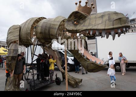 Londres, Royaume-Uni. 5 mai 2024. Une marionnette de dinosaure de 15 mètres de haut portant une couronne, surnommée « Chuck the Rex » et représentant la monarchie « bientôt disparue », est Assemblée à Trafalgar Square alors que le groupe de campagne anti-monarchique Republic organise son premier rassemblement « Republic Day ». Le groupe, qui fait campagne pour un chef d'État élu, décrit la monarchie comme une « relique fossilisée qui appartient à un musée ». Crédit : Ron Fassbender/Alamy Live News Banque D'Images