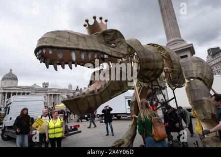 Londres, Royaume-Uni. 5 mai 2024. Une marionnette de dinosaure de 15 mètres de haut portant une couronne, surnommée « Chuck the Rex » et représentant la monarchie « bientôt disparue », apparaît à Trafalgar Square alors que le groupe de campagne anti-monarchique Republic organise son premier rassemblement « Republic Day ». Le groupe, qui fait campagne pour un chef d'État élu, décrit la monarchie comme une « relique fossilisée qui appartient à un musée ». Crédit : Ron Fassbender/Alamy Live News Banque D'Images