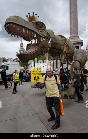 Londres, Royaume-Uni. 5 mai 2024. Une marionnette de dinosaure de 15 mètres de haut portant une couronne, surnommée « Chuck the Rex » et représentant la monarchie « bientôt disparue », apparaît à Trafalgar Square alors que le groupe de campagne anti-monarchique Republic organise son premier rassemblement « Republic Day ». Le groupe, qui fait campagne pour un chef d'État élu, décrit la monarchie comme une « relique fossilisée qui appartient à un musée ». Crédit : Ron Fassbender/Alamy Live News Banque D'Images