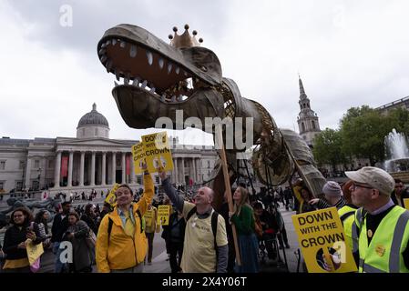 Londres, Royaume-Uni. 5 mai 2024. Une marionnette de dinosaure de 15 mètres de haut portant une couronne, surnommée « Chuck the Rex » et représentant la monarchie « bientôt disparue », apparaît à Trafalgar Square alors que le groupe de campagne anti-monarchique Republic organise son premier rassemblement « Republic Day ». Le groupe, qui fait campagne pour un chef d'État élu, décrit la monarchie comme une « relique fossilisée qui appartient à un musée ». Crédit : Ron Fassbender/Alamy Live News Banque D'Images