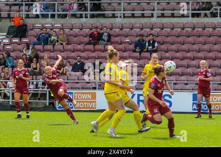 Northampton, Royaume-Uni. 05 mai 2024. Northampton 5 mai 2024 : Kim Farrow de Northampton Town frappe un cracker pour marquer le 2e but de Northamptons lors de la victoire 4-0 sur les femmes du comté de Notts dans la FA Womens National League Div 1 Midlands. Crédit : Clive Stapleton/Alamy Live News Banque D'Images