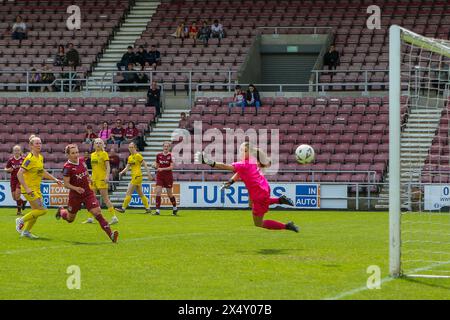 Northampton, Royaume-Uni. 05 mai 2024. Northampton 5 mai 2024 : Kim Farrow de Northampton Town frappe un cracker pour battre le Notts County Keeper lors de la victoire 4-0 sur les Notts County Women dans la FA Womens National League Div 1 Midlands. Crédit : Clive Stapleton/Alamy Live News Banque D'Images