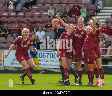 Northampton, Royaume-Uni. 05 mai 2024. Northampton 5 mai 2024 : Kim Farrow et son équipe célèbrent le deuxième but de Northampton Town lors de la victoire 4-0 sur le comté de Notts dans la FA Womens National League Div 1 Midlands. Crédit : Clive Stapleton/Alamy Live News Banque D'Images