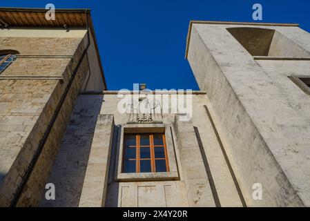 Architecture en Italie pendant le fascisme, Palazzo Littorio (ancienne maison fasciste) 1942, projet d'Enrico Del Debbio, Massa Marittima, Toscane, Italie Banque D'Images