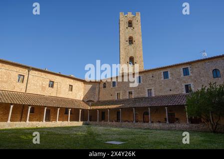 Cloître de l'église de S. Agostino avec des chapiteaux gracieux qui soutiennent le toit en bois. Massa Marittima, Toscane, Italie Banque D'Images