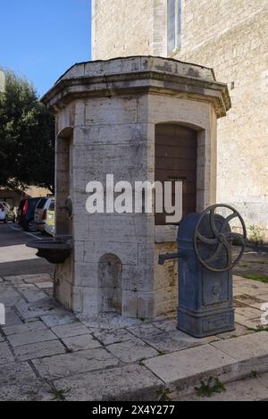 Un petit bâtiment avec une fontaine et une pompe à eau à Massa Marittima, Maremme, Toscane, italie Banque D'Images
