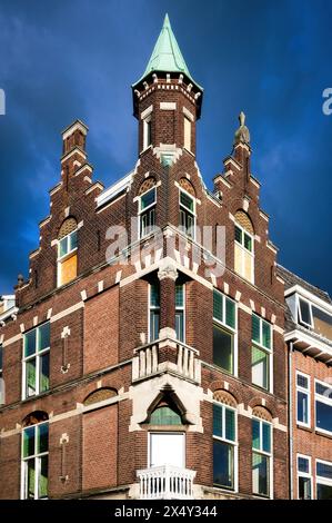 bâtiments historiques en briques ornées dans le centre-ville d'utrecht aux pays-bas contre un ciel bleu foncé nuageux Banque D'Images