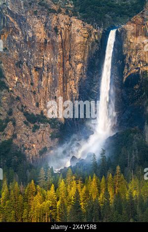 BRIDALVEIL CHUTE ET CATHÉDRALE ROCHERS VUE TUNNEL YOSEMITE PARC NATIONAL CALIFORNIE ÉTATS-UNIS Banque D'Images