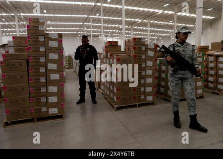 Tultepec, Mexique. 03 mai 2024. Un militaire garde les trousses électorales qui seront utilisées pour les élections 2024 au Mexique le 2 juin, lors d’une conférence de presse au début du cycle de distribution de la documentation électorale au Centre logistique de distribution de Tultepec. Le 3 mai 2024 à Mexico, Mexique. (Photo de Luis Barron/Eyepix Group/Sipa USA) crédit : Sipa USA/Alamy Live News Banque D'Images