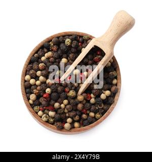 Épices aromatiques. Différents poivrons et cuillère dans un bol en bois isolé sur blanc, vue de dessus Banque D'Images