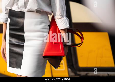 Milan, Italie - 21 février 2024 : femme porte un sac Fendi, des détails de tenue de blogger de mode, style de rue Banque D'Images