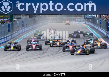 Miami, Floride, États-Unis. 5 mai 2024 ; Miami International Autodrome, Miami, Floride, États-Unis; formule 1 Crypto.com Grand Prix de Miami 2024 ; Race Day ; Max Verstappen des pays-Bas au volant de la voiture numéro 1 Oracle Red Bull Racing, Charles Leclerc de Monaco au volant de la Scuderia Ferrari numéro 16 et Charles Leclerc de Monaco au volant de la Scuderia Ferrari au départ de la course. Crédit : action plus Sports images/Alamy Live News Banque D'Images