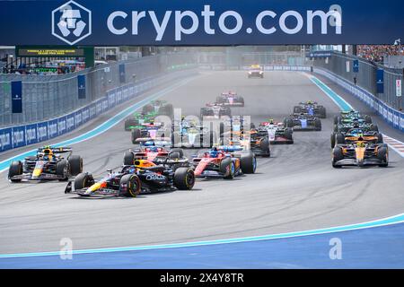 Miami, Floride, États-Unis. 5 mai 2024 ; Miami International Autodrome, Miami, Floride, États-Unis; formule 1 Crypto.com Grand Prix de Miami 2024 ; Race Day ; Max Verstappen des pays-Bas au volant de la voiture numéro 1 Oracle Red Bull Racing, Charles Leclerc de Monaco au volant de la Scuderia Ferrari numéro 16 et Charles Leclerc de Monaco au volant de la Scuderia Ferrari au départ de la course. Crédit : action plus Sports images/Alamy Live News Banque D'Images