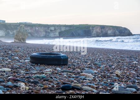 Un pneu abandonné sur la plage de Blast Beach, Seaham, comté de Durham, Royaume-Uni Banque D'Images